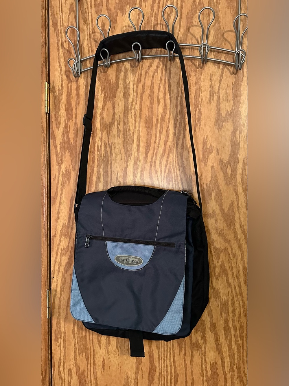 Totto Crossbody Messenger Bag Approximately 15 X 13 X 6 - multiple pockets